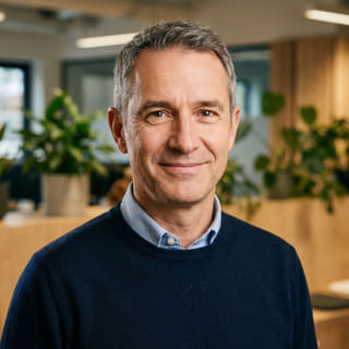 James Mitchell, Director Ejecutivo de Clara Fianzumbre