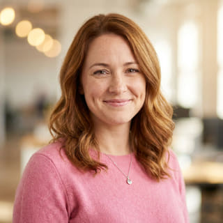 Emily Watson, responsable del servicio de atención al cliente en Clara Fianzumbre
